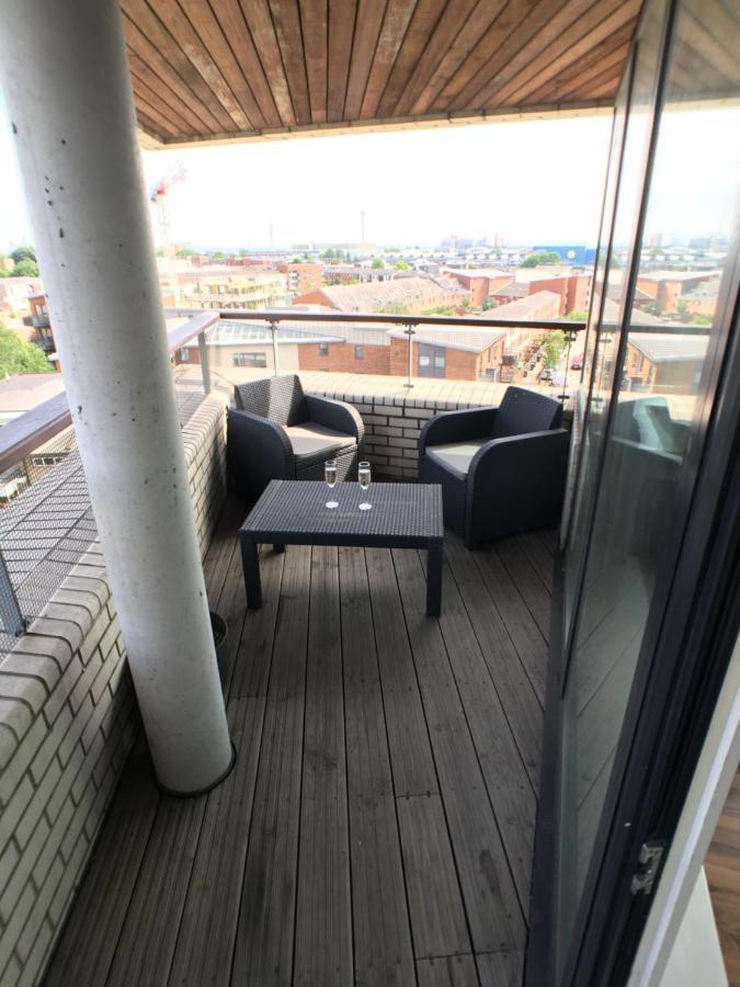 Luxury 2 Bed Penthouse Apartment Near Station Лондон Екстериор снимка